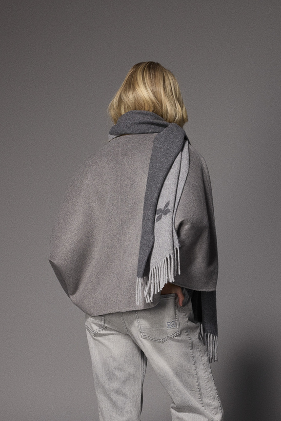 LALOTTI_FW26_ll_scarf_greyxcarole_cape_blackxjacobbarrel_jeans_lightgrey_3-2.jpg
