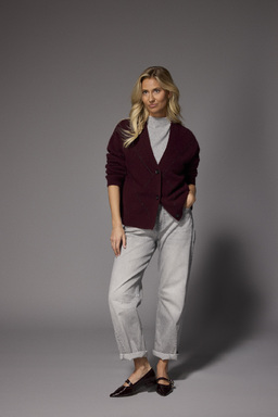 LALOTTI_FW26_mil_top_greyxgloria_gilet_burgundyxjacobbarrel_jeans_lightgreyxpenelope_flats_burgundy.jpg
