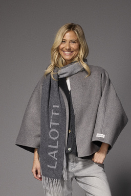 LALOTTI_FW26_ll_scarf_greyxcarole_cape_blackxjacobbarrel_jeans_lightgrey-2.jpg