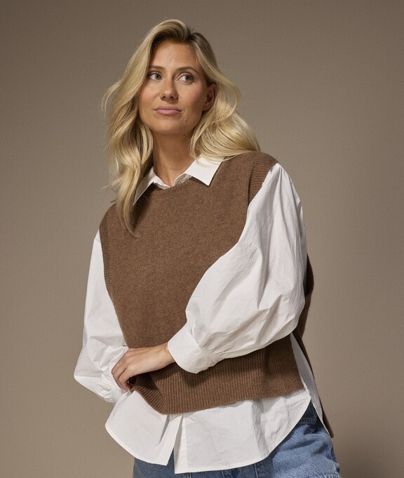 LALOTTI_FW26_nara_blouse_whitexfem_debardeur_hazelnutbrown_2.jpg