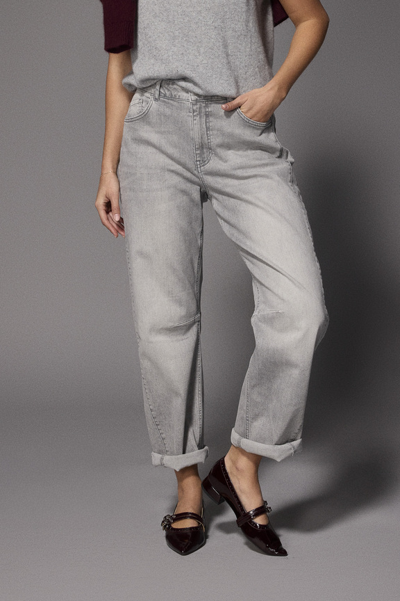 LALOTTI_FW26_mil_top_greyxjacobbarrel_jeans_lightgreyxpenelope_flats_burgundy-2.jpg