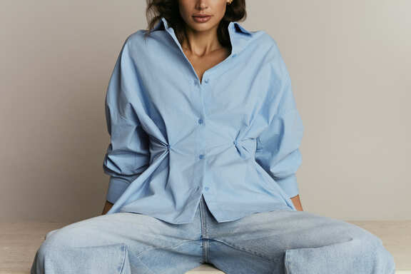 websize_JeansBlauwOverhemd_2458_CircleOfTrust_AW26_Women2.jpg