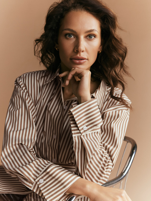 websize_StreepBlouseLakBroek_0201_CircleOfTrust_AW26_Women.jpg