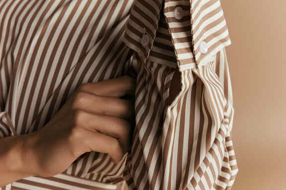 websize_StreepBlouseLakBroek_0197_CircleOfTrust_AW26_Women.jpg