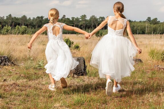wit kleed open rug meisjes Linea Raffaelli communiecollectie lentefeestcollectie 2024 bij Kameleon i