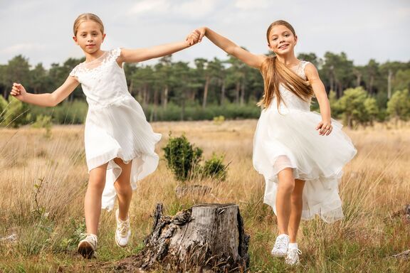wit prinsessenkleed meisjes Linea Raffaelli communiecollectie lentefeestcollectie 2024 bij Kameleon 