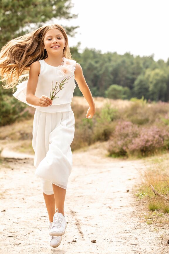 eenvoudige jumpsuit wit meisjes Linea Raffaelli communiecollectie lentefeestcollectie 2024 bij Kamel